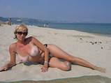 Nude Share -Amateur - MILF at the beach